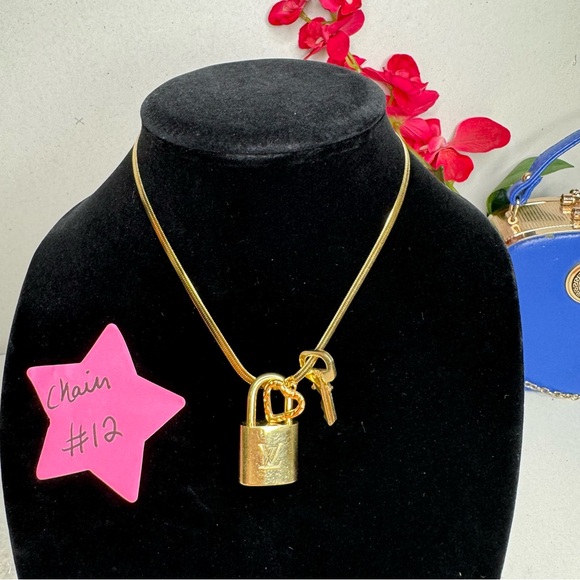 ⚜️🔐 LV Lock and Key Necklace ⚜️🔐 - Picture 7 of 8